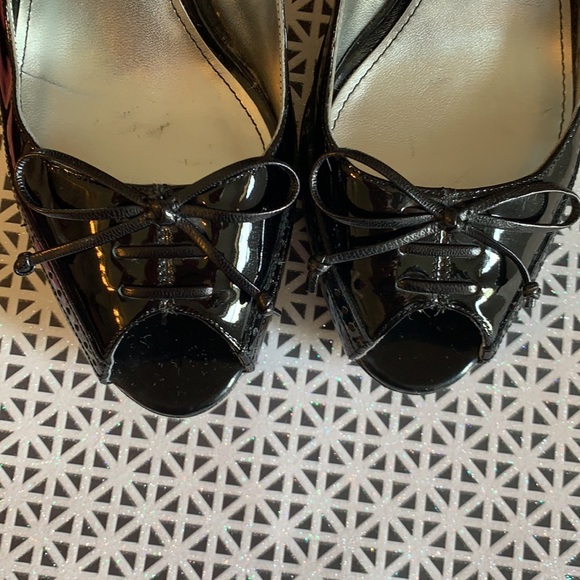 Marc Fisher wingtip appearance to these pumps. - Picture 7 of 8